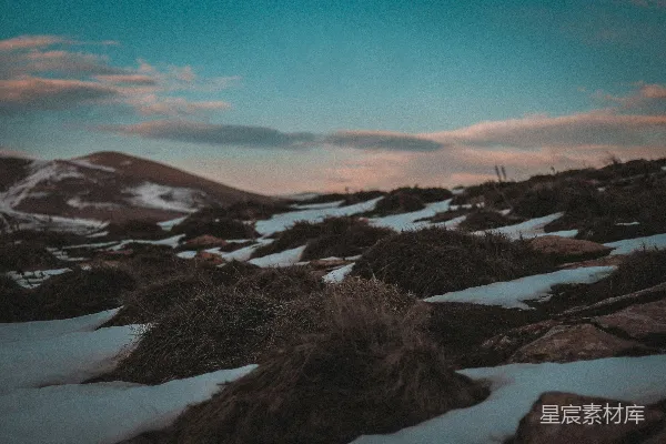 高清摄影 白天被雪覆盖的山