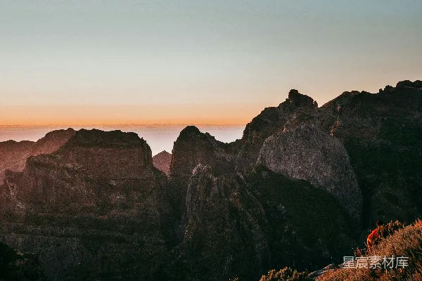 高清摄影 黄昏时的棕色岩石山