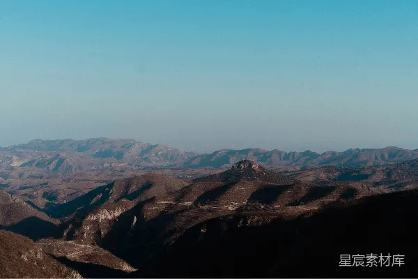 高清摄影 在沙漠中看到的一片山脉的景象