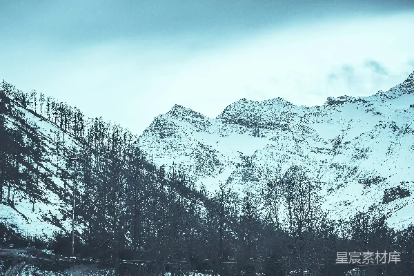 高清摄影 一座覆盖着雪的山，前景中有座桥。
