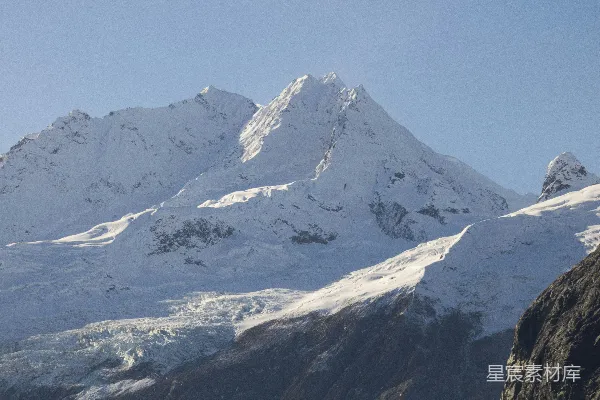 高清摄影 从远处可以看到一座覆盖着雪的山。