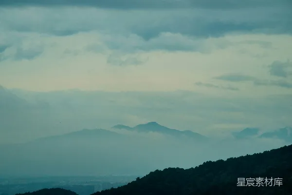 高清摄影 白天白云下的青山