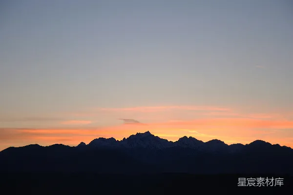 高清摄影 夕阳正缓缓落下，远处的群山沐浴在金色的余晖之中。