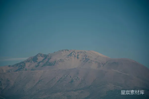 高清摄影 一座覆盖着雪的山脉，背景是蓝天。