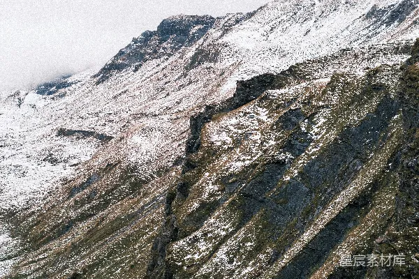 高清摄影 云层笼罩下的雪覆盖的山峦