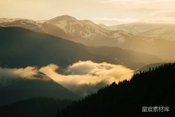 高清摄影 一座山峰，山下云雾缭绕。
