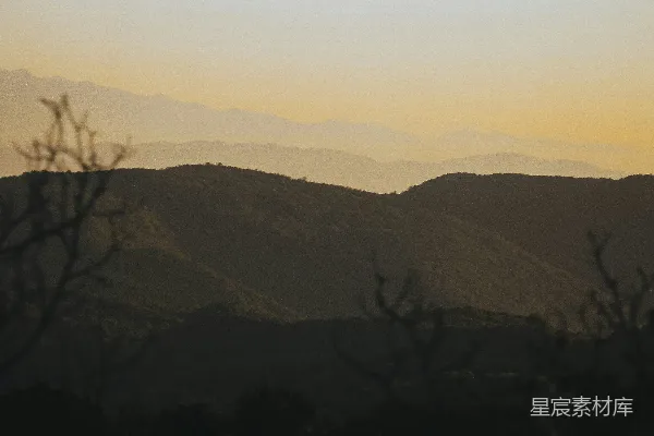 高清摄影 夕阳下的山峦景观