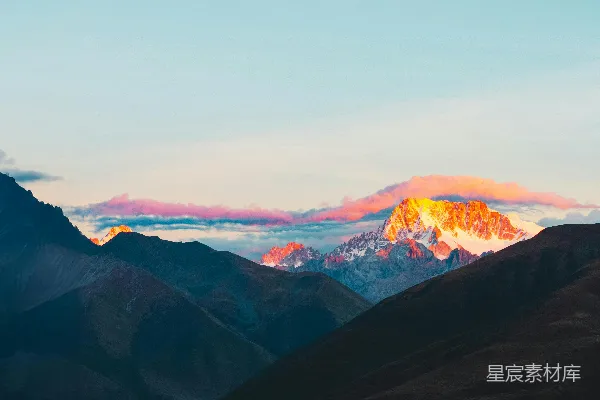 高清摄影 雄伟的山峰沐浴在金色的晨光中。