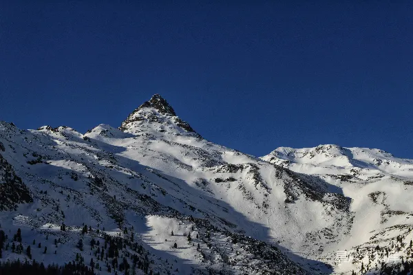 高清摄影 一座被雪覆盖的山峰在蓝天下的景色