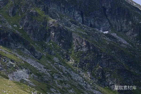 高清摄影 一座山峰下有草地。