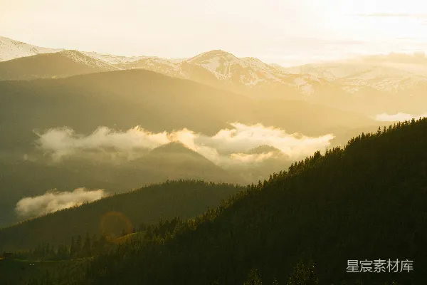 高清摄影 一片山峦的景象，山下云雾缭绕。
