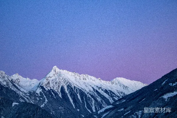高清摄影 黄昏时分看到的雪山景色