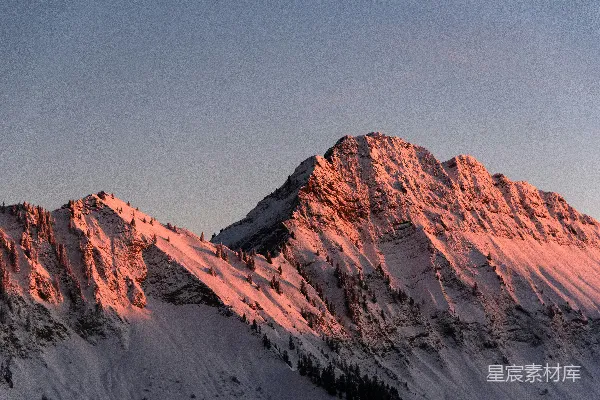 高清摄影 被粉色夕阳照耀的积雪覆盖的山峰