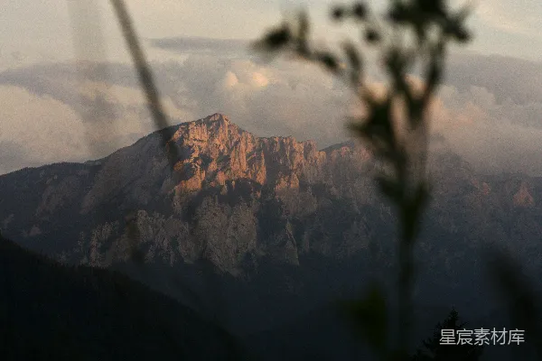 高清摄影 从远处看山脉的景色