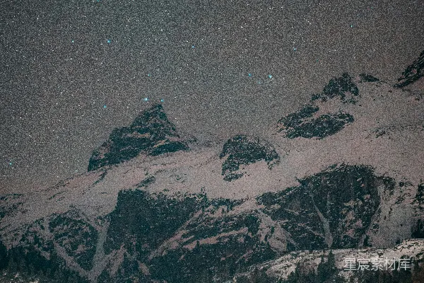 高清摄影 一座覆盖着白雪的山在夜空中