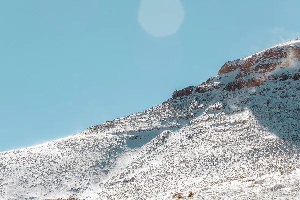高清摄影 一座覆盖着积雪的山在蓝天之下