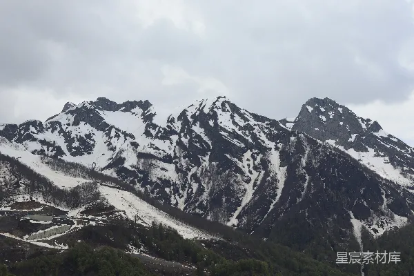 高清摄影 被雪和云雾覆盖的山脉