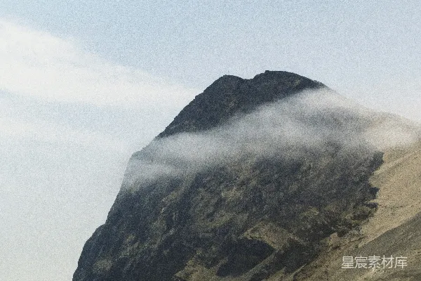 高清摄影 一座高耸的山峰在远处背景中。