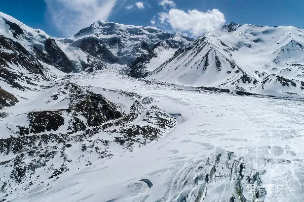高清摄影 一座被雪覆盖的山脉的空中俯瞰图