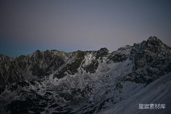 高清摄影 蓝天下的白雪覆盖的山
