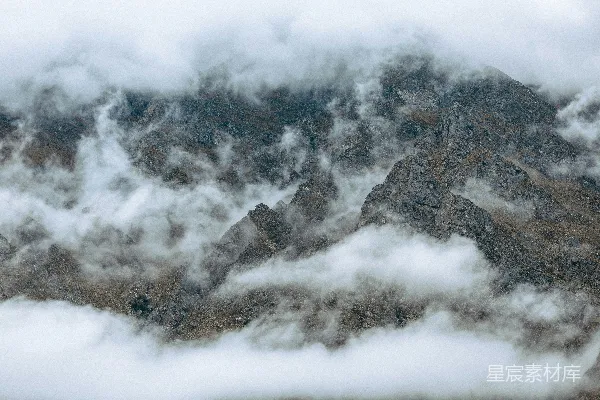 高清摄影 雾气笼罩下的山峰。
