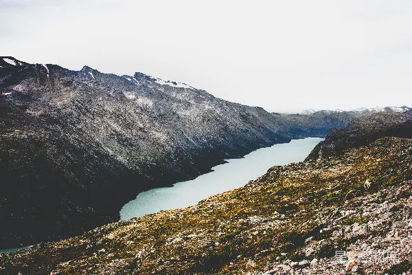 高清摄影 水域全景俯瞰图，周围环绕着群山。