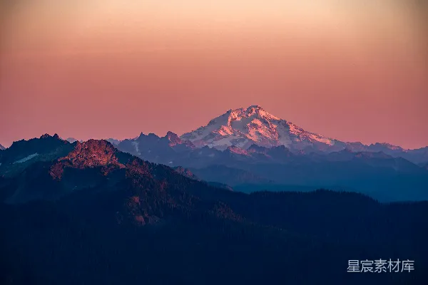 高清摄影 夕阳西下时覆盖着积雪的山脉