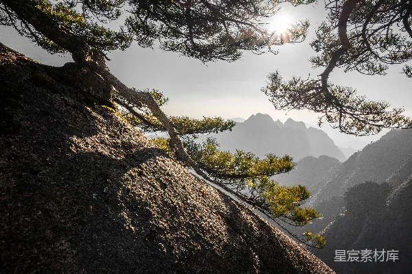 高清摄影 阳光透过山脉照射下来。