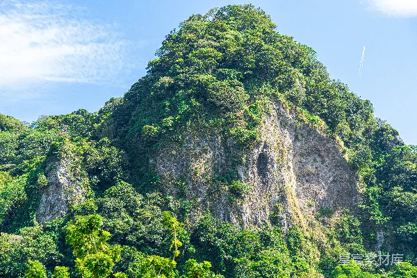 高清摄影 一座非常高大的山，山上覆盖着许多树木。