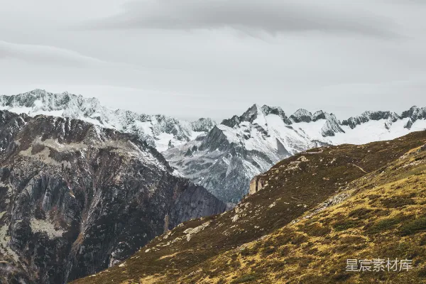 高清摄影 云层密布的雪山