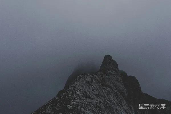 高清摄影 一座山丘上有一座桥穿过