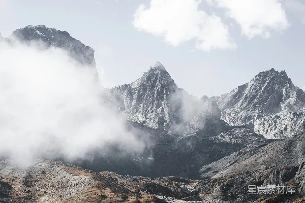 高清摄影 崎岖的山峰部分被云雾遮挡。
