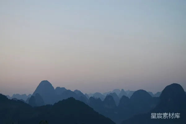 高清摄影 白天在灰蒙蒙的天空下，山的轮廓显现。