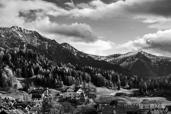 高清摄影 黑白全景图，描绘了一处山村景色。
