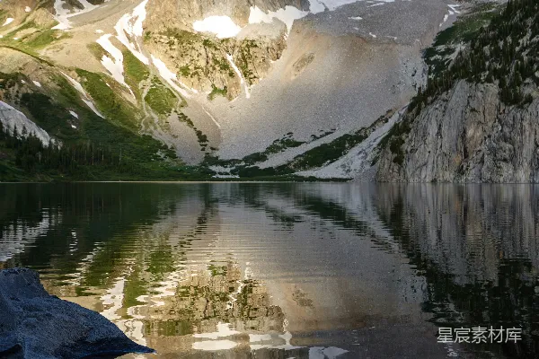 高清摄影 白雪覆盖的山附近的湖泊