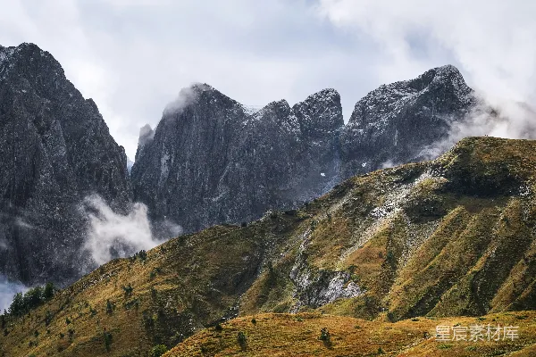 高清摄影 山峦被云雾和草地覆盖着。
