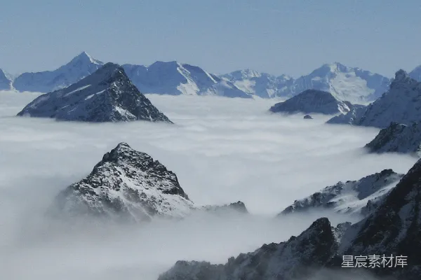 高清摄影 白天蓝天下的积雪覆盖的山脉