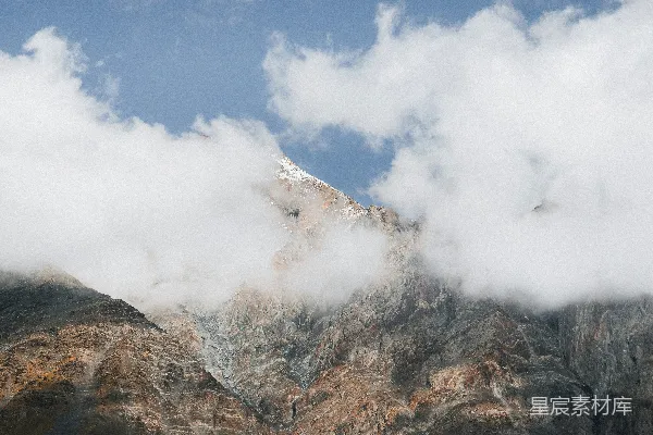 高清摄影 云雾中露出的雪山峰顶
