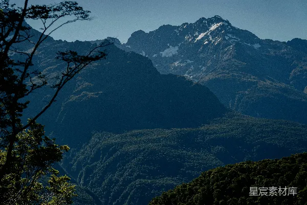 高清摄影 从远处看山脉的景象