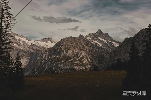 高清摄影 一座山脉的远景，前景中有一根电线杆。