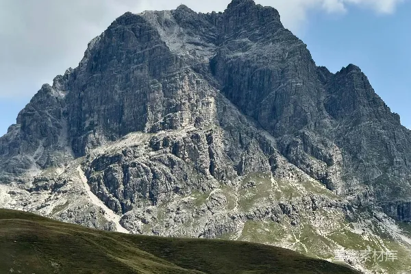 高清摄影 阴云密布下尖锐岩石山峰