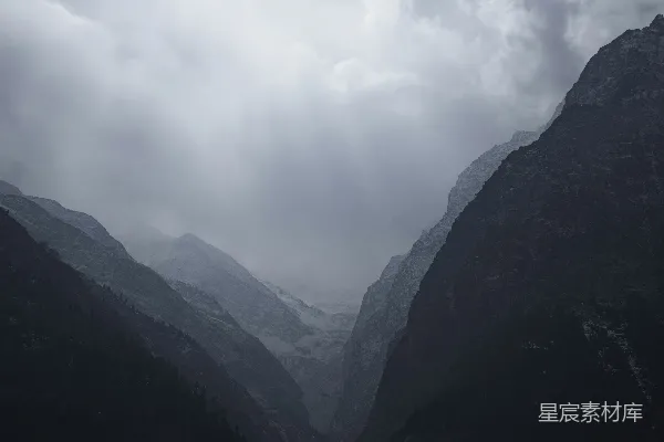 高清摄影 一幅山谷的景色，背景是山脉。