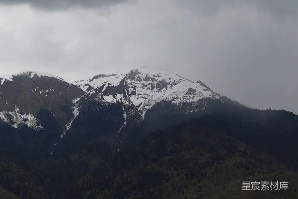 高清摄影 一座被云层覆盖的雪山