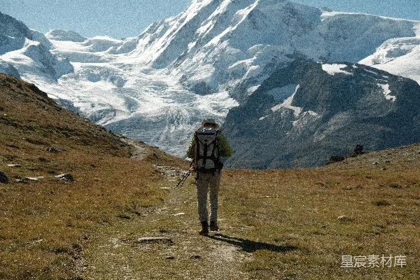 高清摄影 背着背包的男人正在爬山