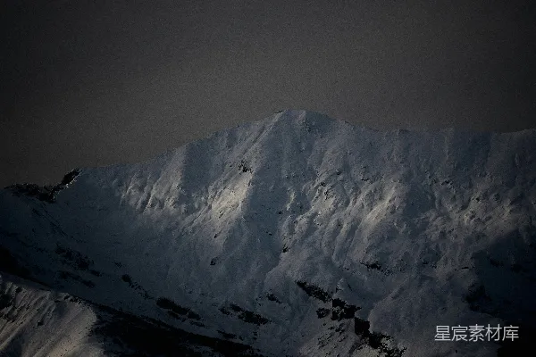 高清摄影 覆盖着积雪的山