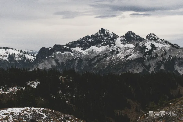 高清摄影 一座山脉，背景是被雪覆盖的山峰。