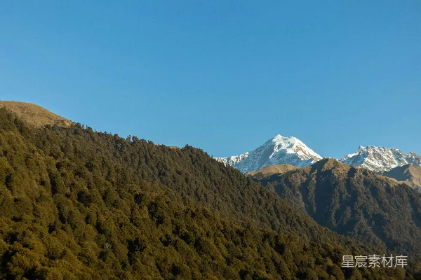 高清摄影 一座雪山覆盖的山脉景观