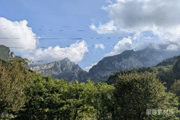 高清摄影 郁郁葱葱的树木矗立在雄伟的山峰前。