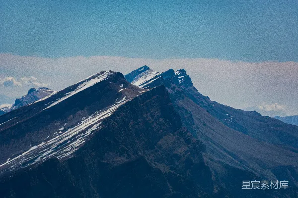 高清摄影 雪峰连绵，在晴朗的蓝天映衬下