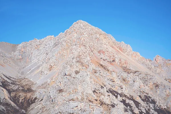 高清摄影 岩石山脉的峰顶映衬在清澈的蓝天之下